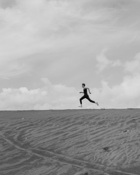 孤独的人在沙漠中奔跑图片下载
