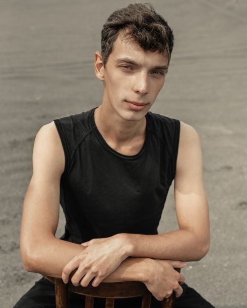 沙漠中坐在椅子上的人的肖像图片下载