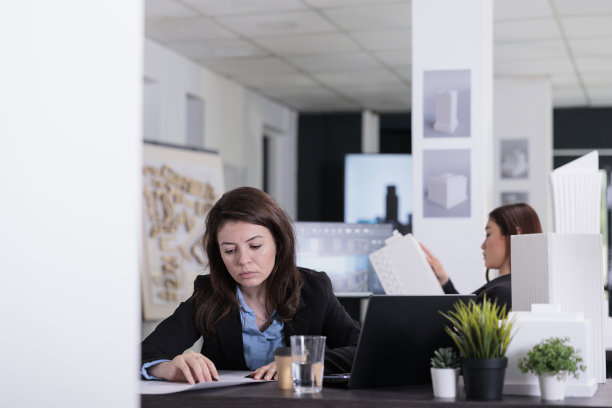 Cad设计师在联合办公空间中处理项目蓝图图片下载
