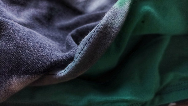 褶皱夹克衫的纹理与抽象的色彩。关闭了。宏。图片下载