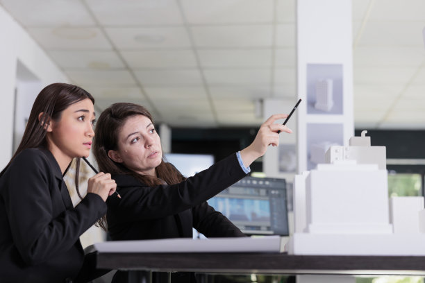 建筑师与项目草案，讨论建立三维模型图片下载