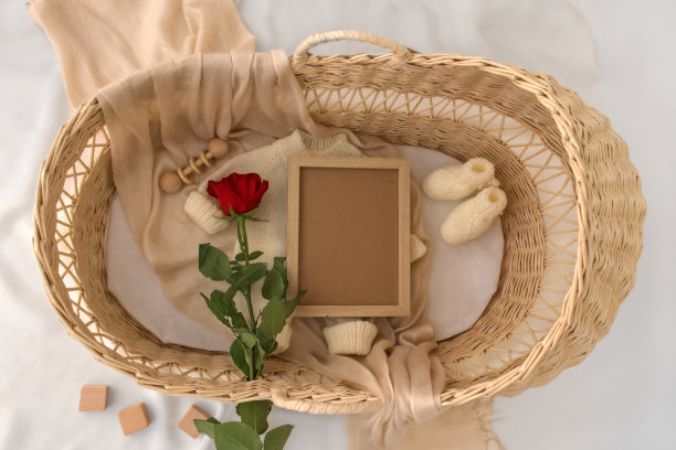 信板婴儿公告与篮子。婴儿服装模拟。设计空间。怀孕公告背景与模糊。有选择性的重点图片下载