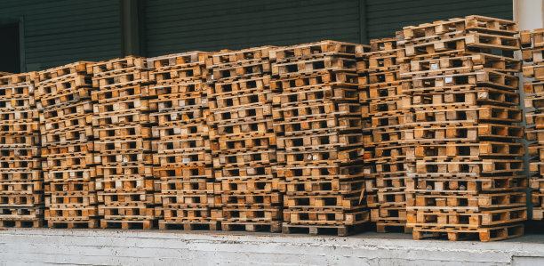 工业运输仓库户外储存的木托盘堆叠图片下载