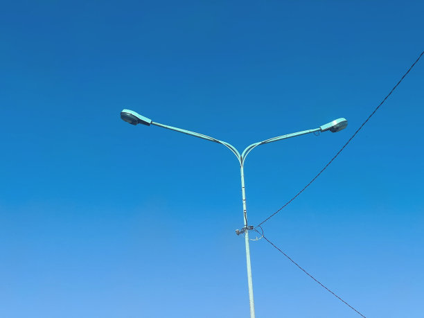 蓝天上的灯杆图片下载
