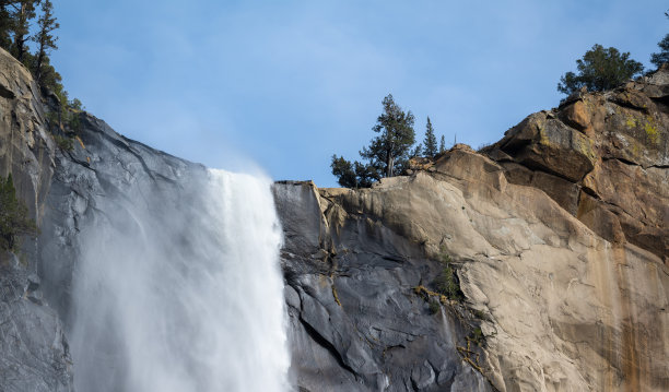 约塞米蒂国家公园的瀑布图片下载