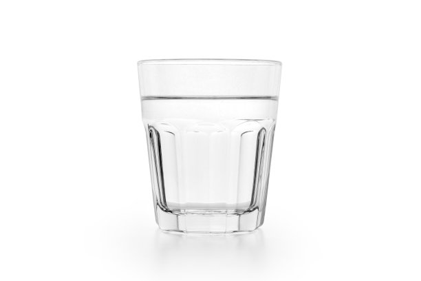 白色背景上的一杯水图片下载