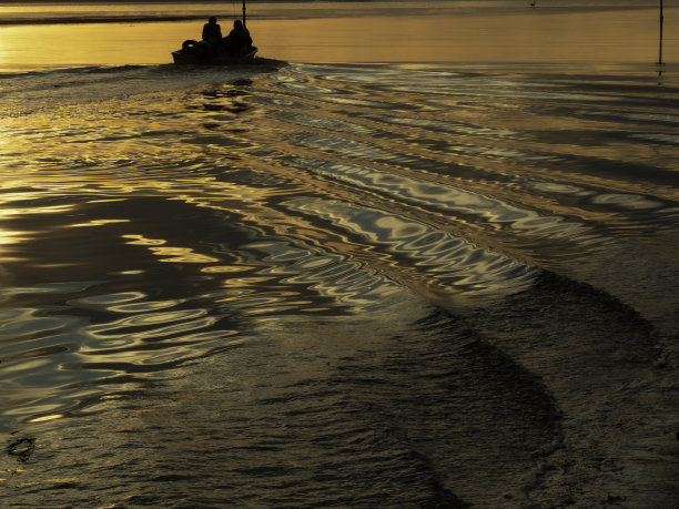 日出时渔船的剪影图片下载