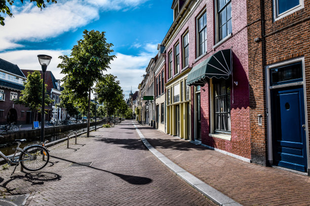 荷兰列沃登运河附近的人行道图片下载