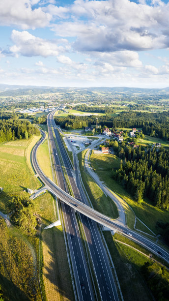 新的S7高速公路连接克拉科夫和扎科帕内，波兰图片下载