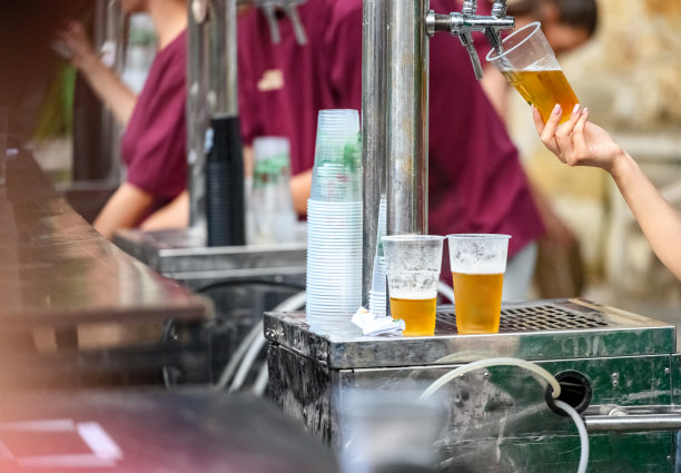 啤酒节上倒啤酒图片下载