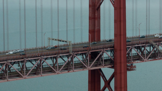 里斯本4月25日大桥雾中交通航拍图片下载