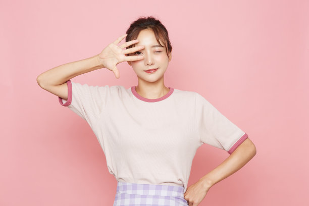 肖像年轻的亚洲妇女在运动时尚的粉红色背景图片下载