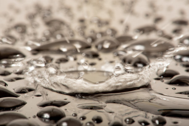 微距飞溅，一滴水落在反光表面的微距照片，选择性聚焦。图片下载