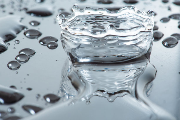 微距飞溅，一滴水落在反光表面的微距照片，选择性聚焦。图片下载