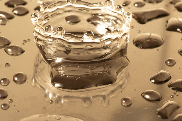 微距飞溅，一滴水落在反光表面的微距照片，选择性聚焦。图片下载
