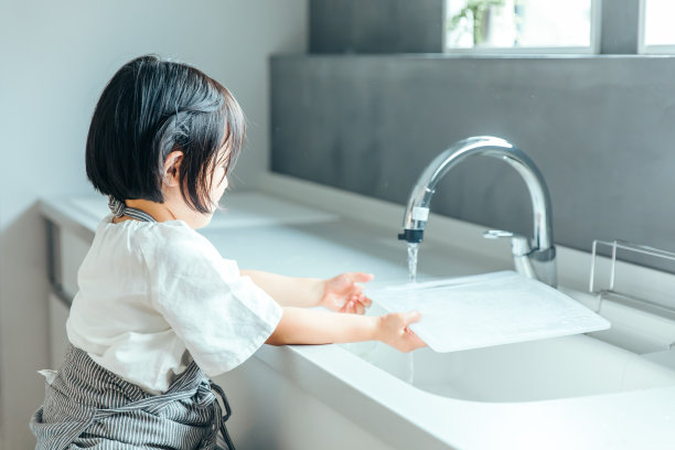 女孩洗碗图片下载