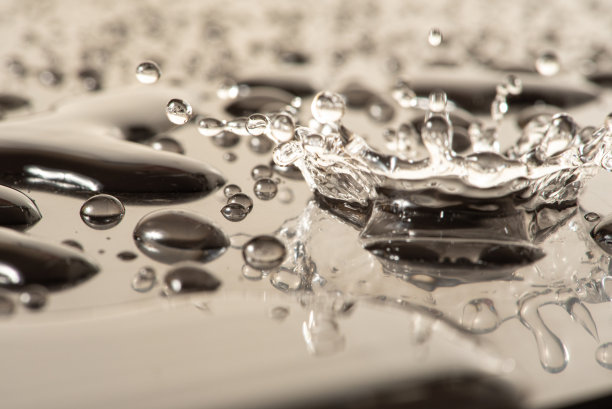 微距飞溅，一滴水落在反光表面的微距照片，选择性聚焦。图片下载