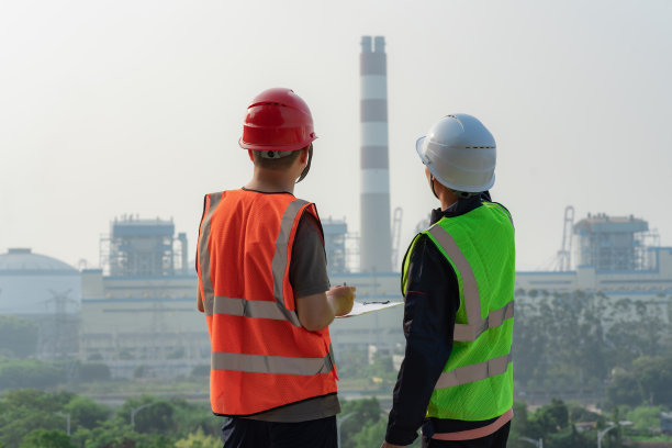 两个工程师正在讨论研究图片下载