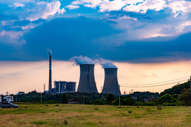 日落后的核电站。带有大烟囱的黄昏景观。图片下载