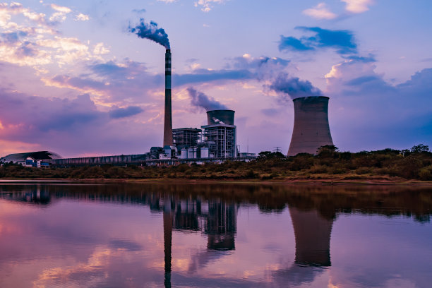 日落后的核电站。带有大烟囱的黄昏景观。图片下载