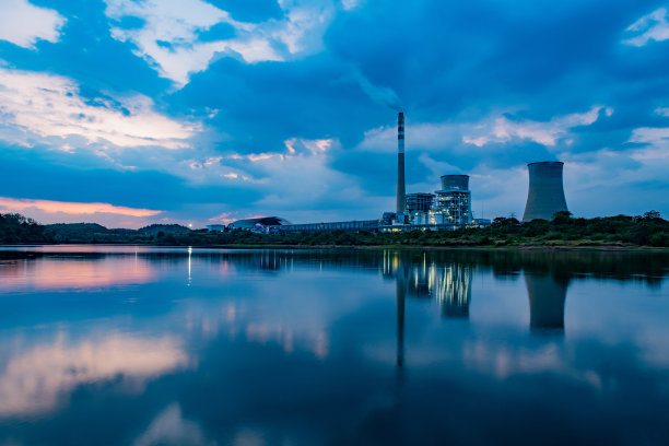 日落后的核电站。带有大烟囱的黄昏景观。图片下载