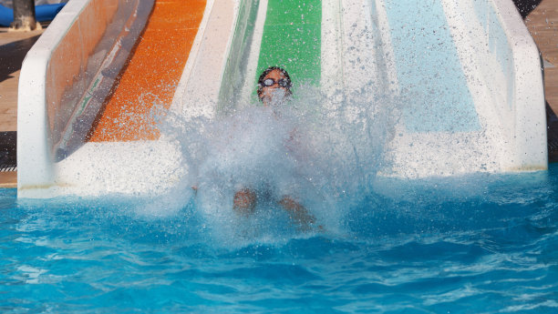 十岁的小女孩在水上滑梯上图片下载