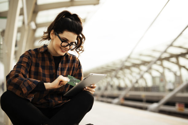 年轻女子在地铁网上购物。图片下载