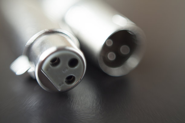 XLR音频电缆放在黑色桌子上。图片下载