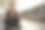 年轻女子在地铁网上购物。图片下载