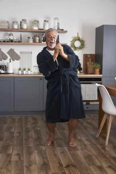 精力充沛的老人早上在家里跳舞唱歌图片下载