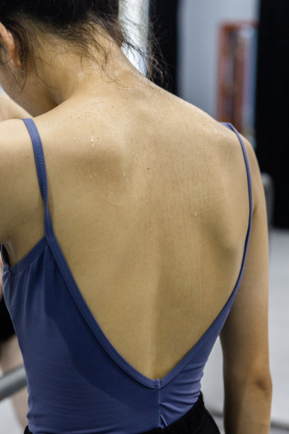 一个舞者训练时背部出汗的特写镜头图片下载