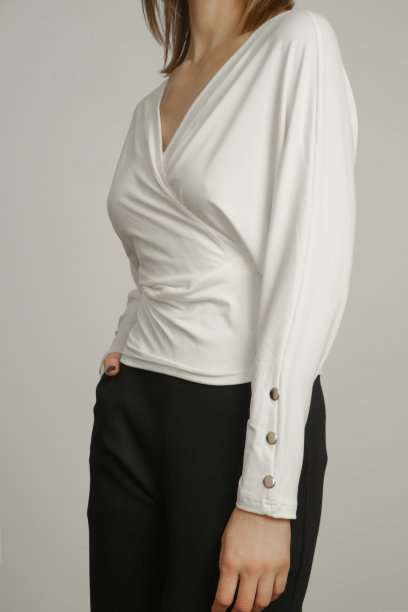 一系列工作室的照片，年轻的女模特穿着白色包装的有机棉衬衫。舒适的可持续时尚。图片下载