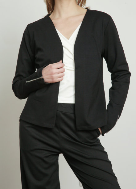 系列工作室照片的年轻女模特穿着休闲商务装。图片下载