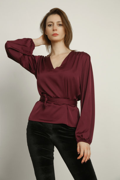 系列工作室照片画像年轻的女模特在丝绸缎面酒红色衬衫图片下载