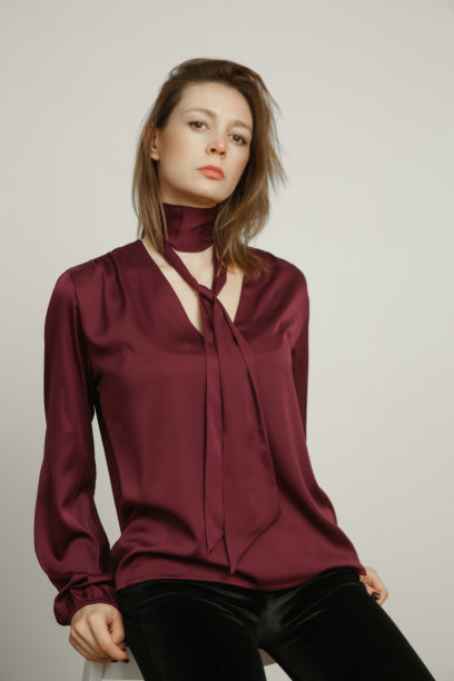 系列工作室照片画像年轻的女模特在丝绸缎面酒红色衬衫图片下载