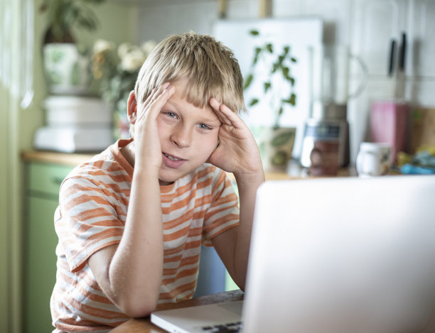 近视的男孩眯着眼图片下载