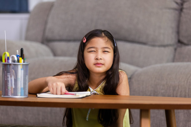 儿童近视的症状。图片下载