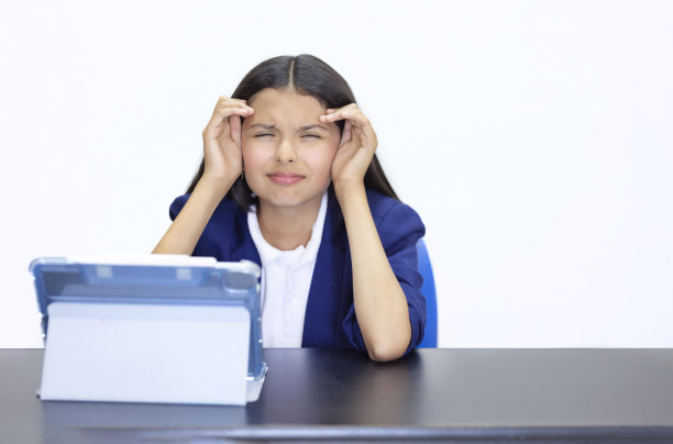 女孩把眼睛变小，试图集中注意力图片下载