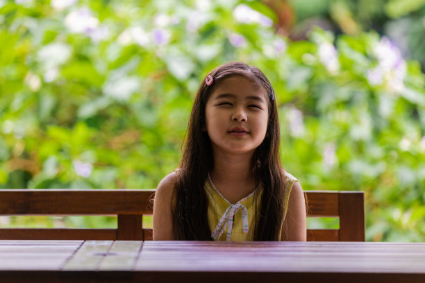 儿童近视的症状。图片下载