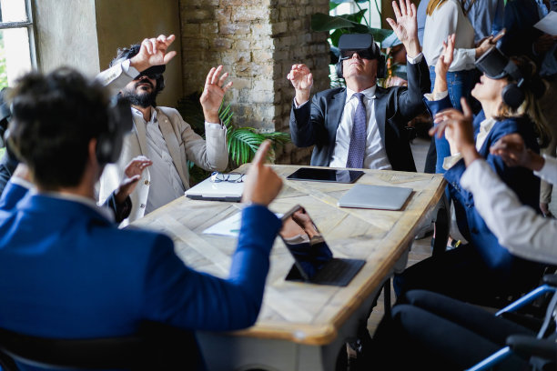 办公室戴VR眼镜的商务人士图片下载