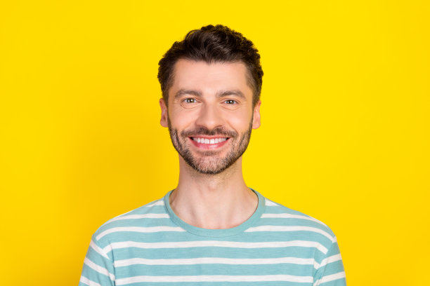 特写照片年轻迷人的家伙微笑自信的经验看你孤立在明亮的黄色背景图片下载