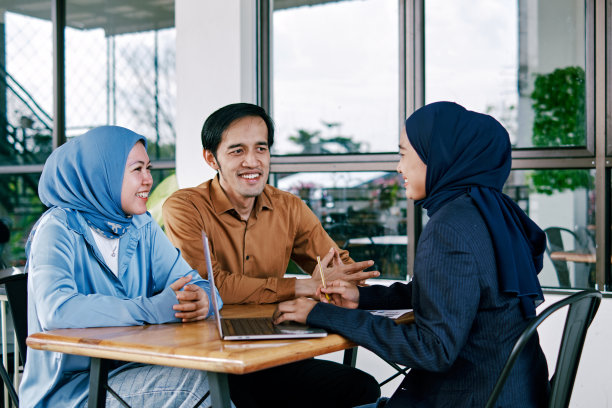 与营销顾问的幸福夫妻会议图片下载