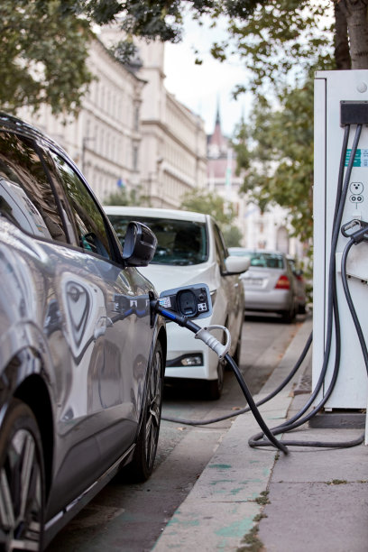 户外公共充电站上的电动汽车。图片下载