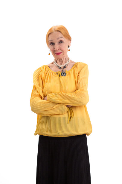 双臂交叉的老妇人。图片下载