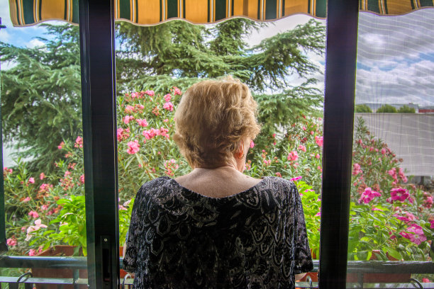 阳台上的老妇人图片下载