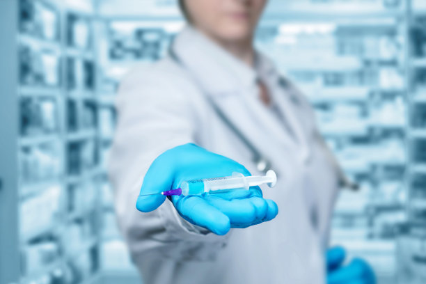 医生展示注射药物的注射器。图片下载