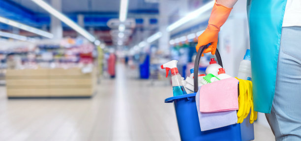 借助家居清洁产品提供清洁服务。图片下载