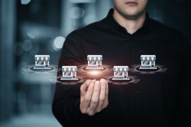 商人在模糊的背景下展示特许经营结构。图片下载