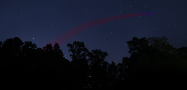 圣诞老人和鲁道夫发射后留下的红色痕迹图片下载