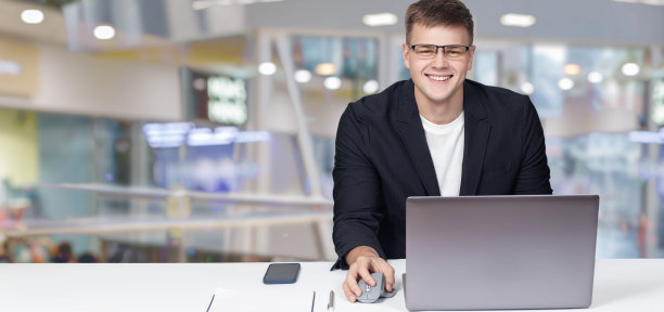 商人坐在桌子前的电脑。图片下载